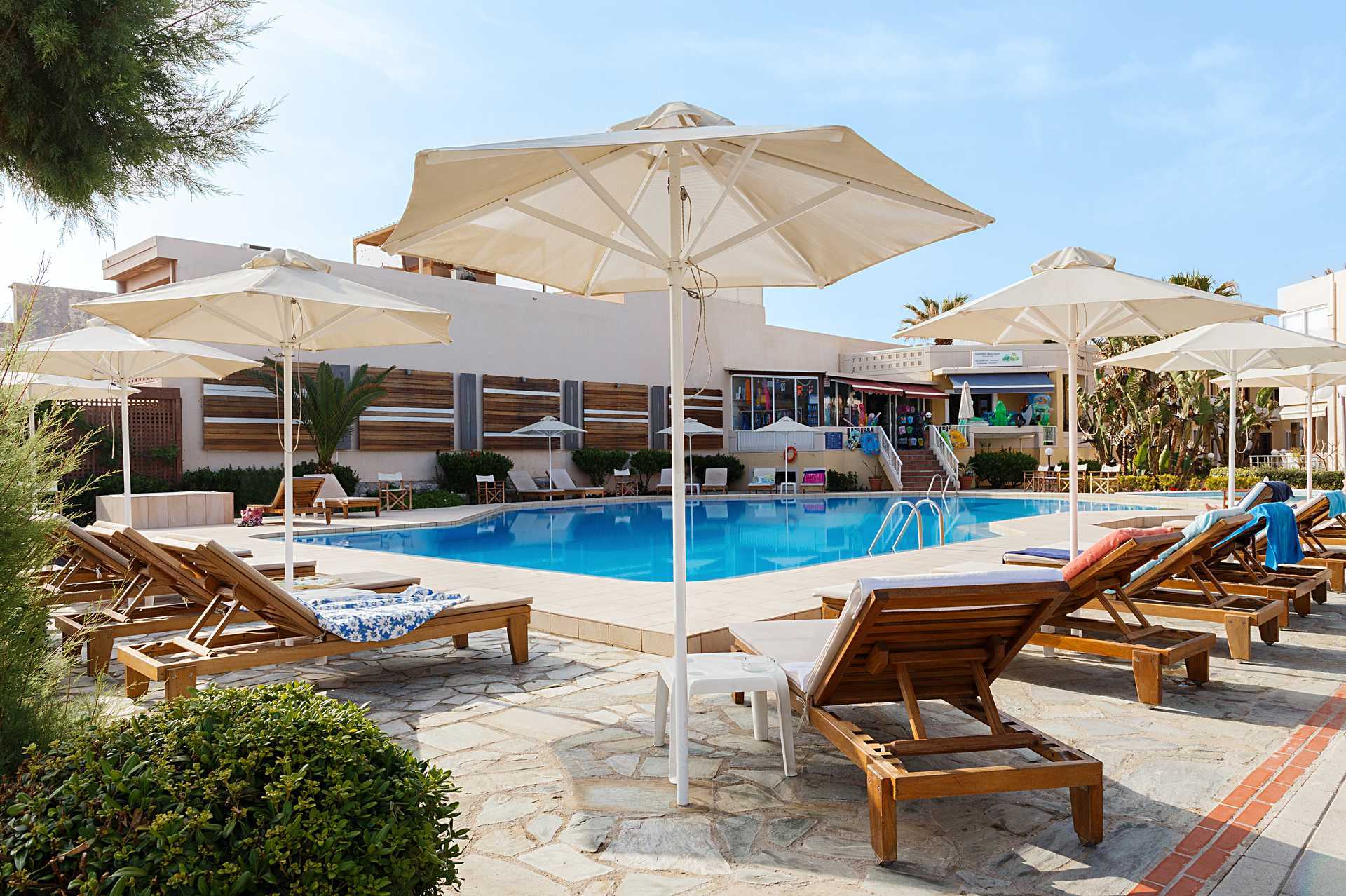 Poolområdet på hotell Ideal Beach i Platanias på Kreta, Grekland.