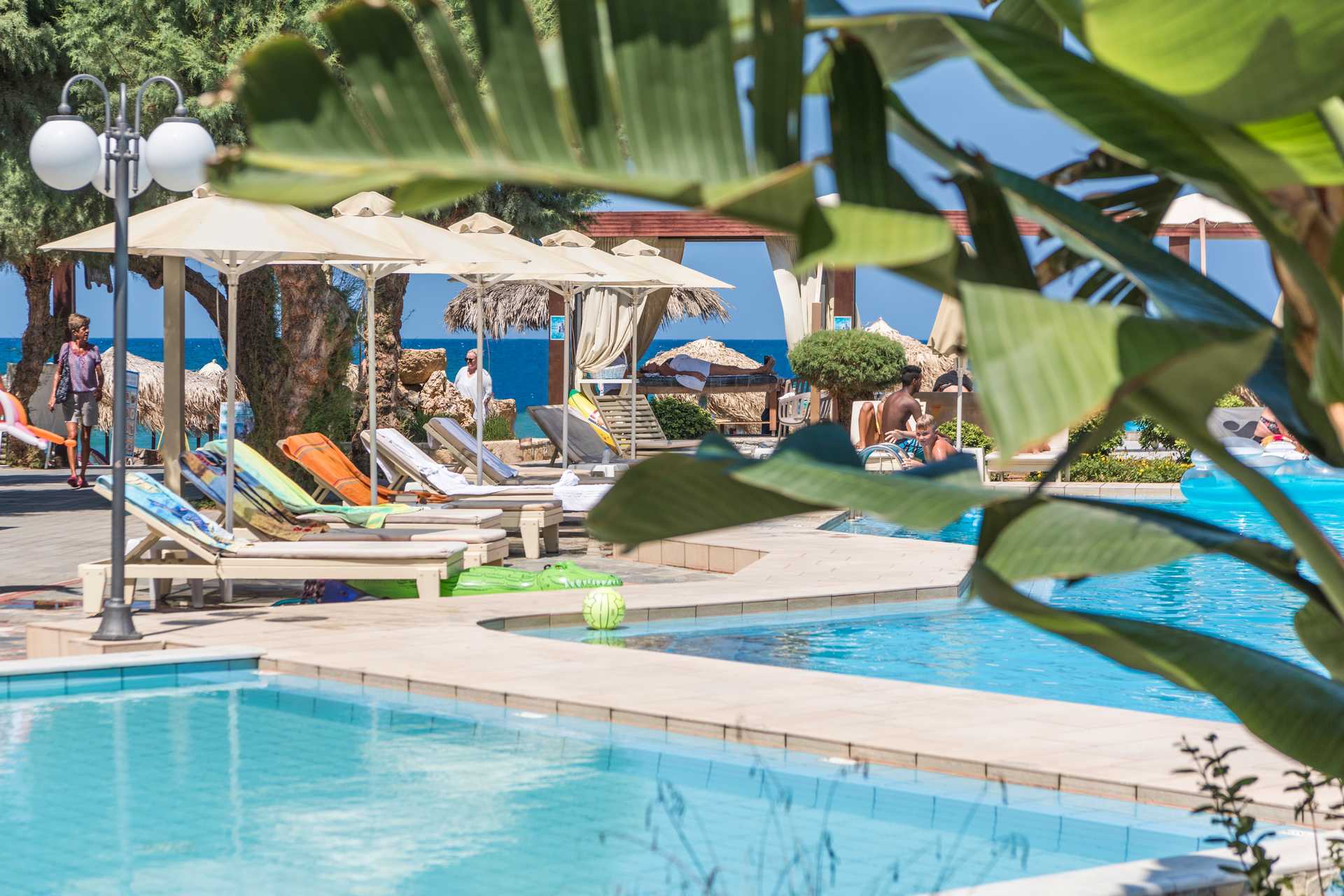 Poolområdet på hotell Ideal Beach i Platanias på Kreta, Grekland.
