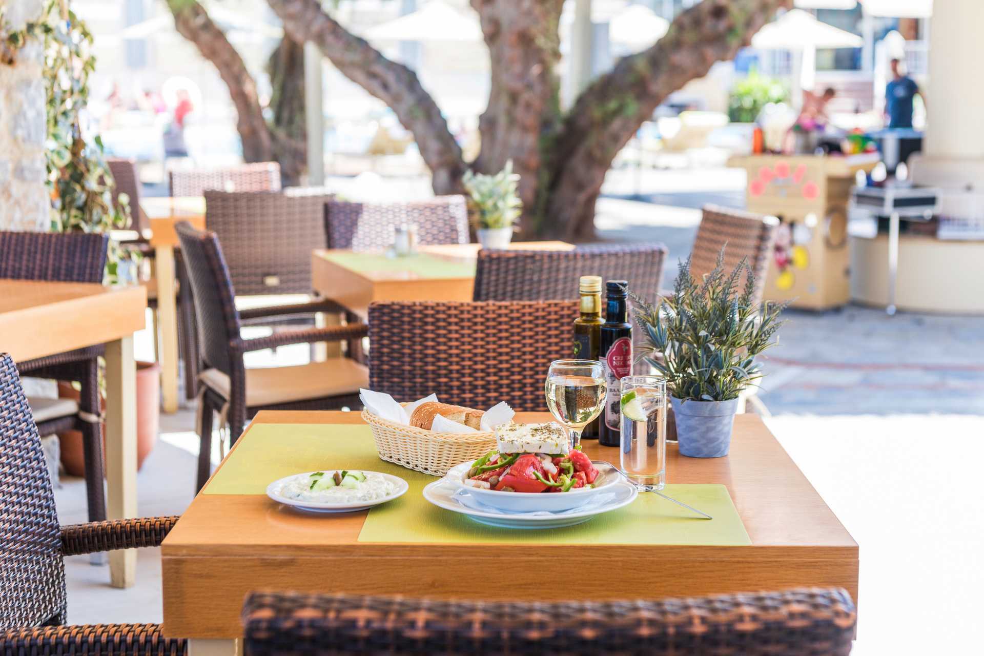 Pool-/snackbar på hotell Ideal Beach på Kreta, Grekland.