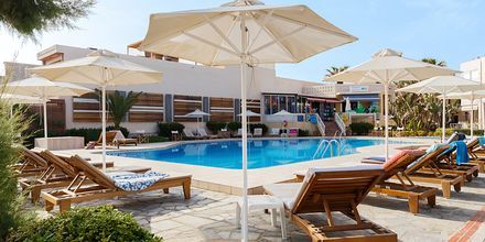 Poolområdet på hotell Ideal Beach i Platanias på Kreta, Grekland.