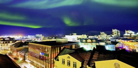 Norrsken över Reykjavik.