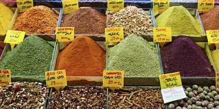 Härliga kryddor på en traditionell marknad