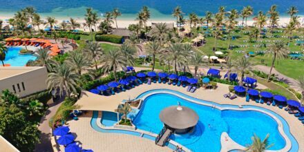 Poolområde vid stranden på hotell JA Beach i Dubai.