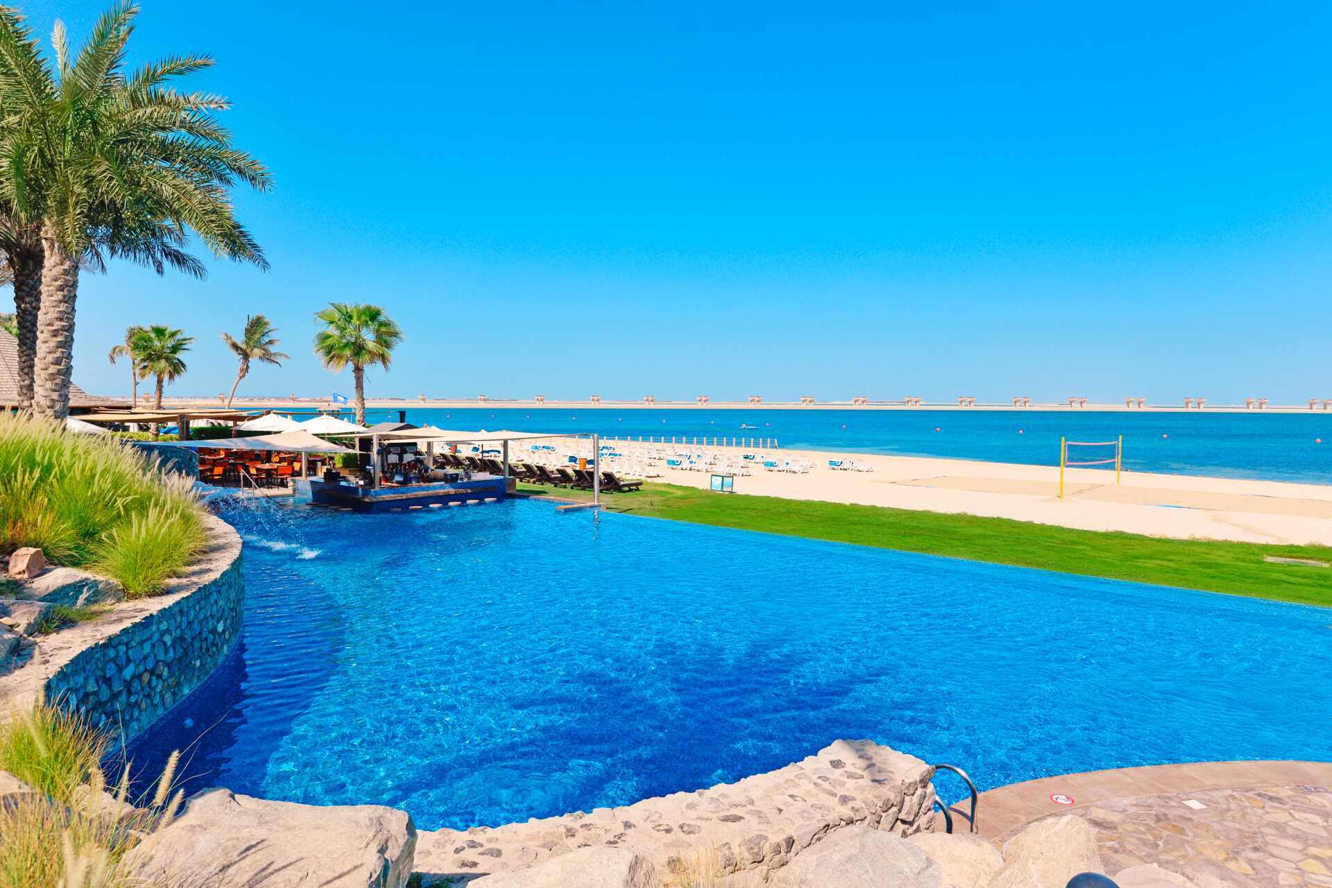 Poolområde vid stranden på hotell JA Beach i Dubai.