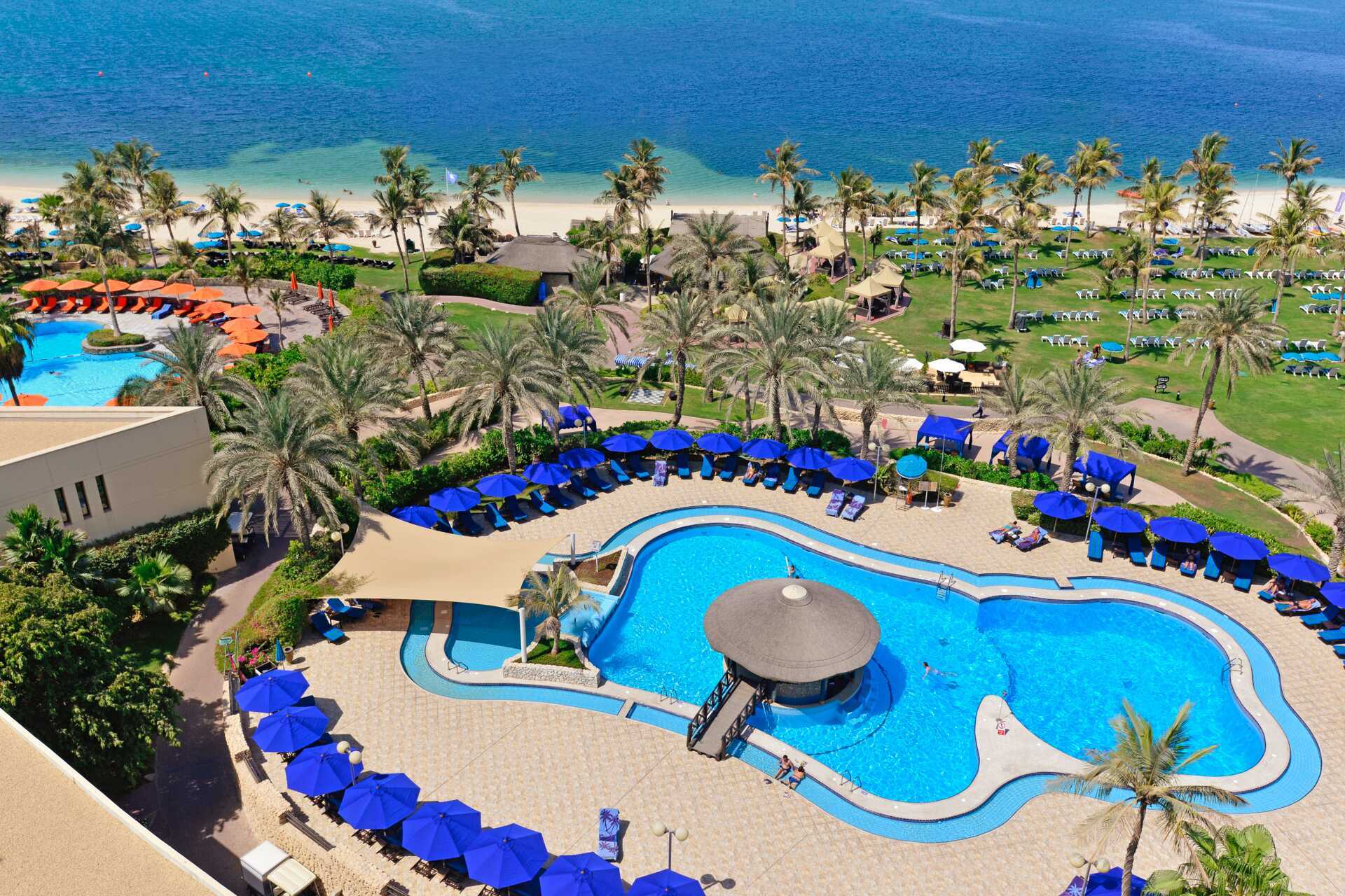 Poolområde vid stranden på hotell JA Beach i Dubai.
