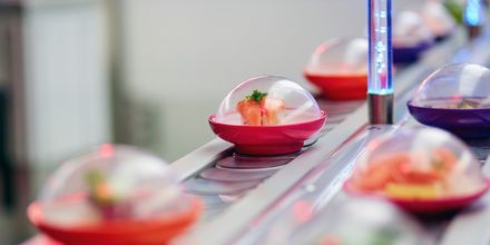 Sushi på rullande band, en vanlig företeelse på restauranger i Japan!
