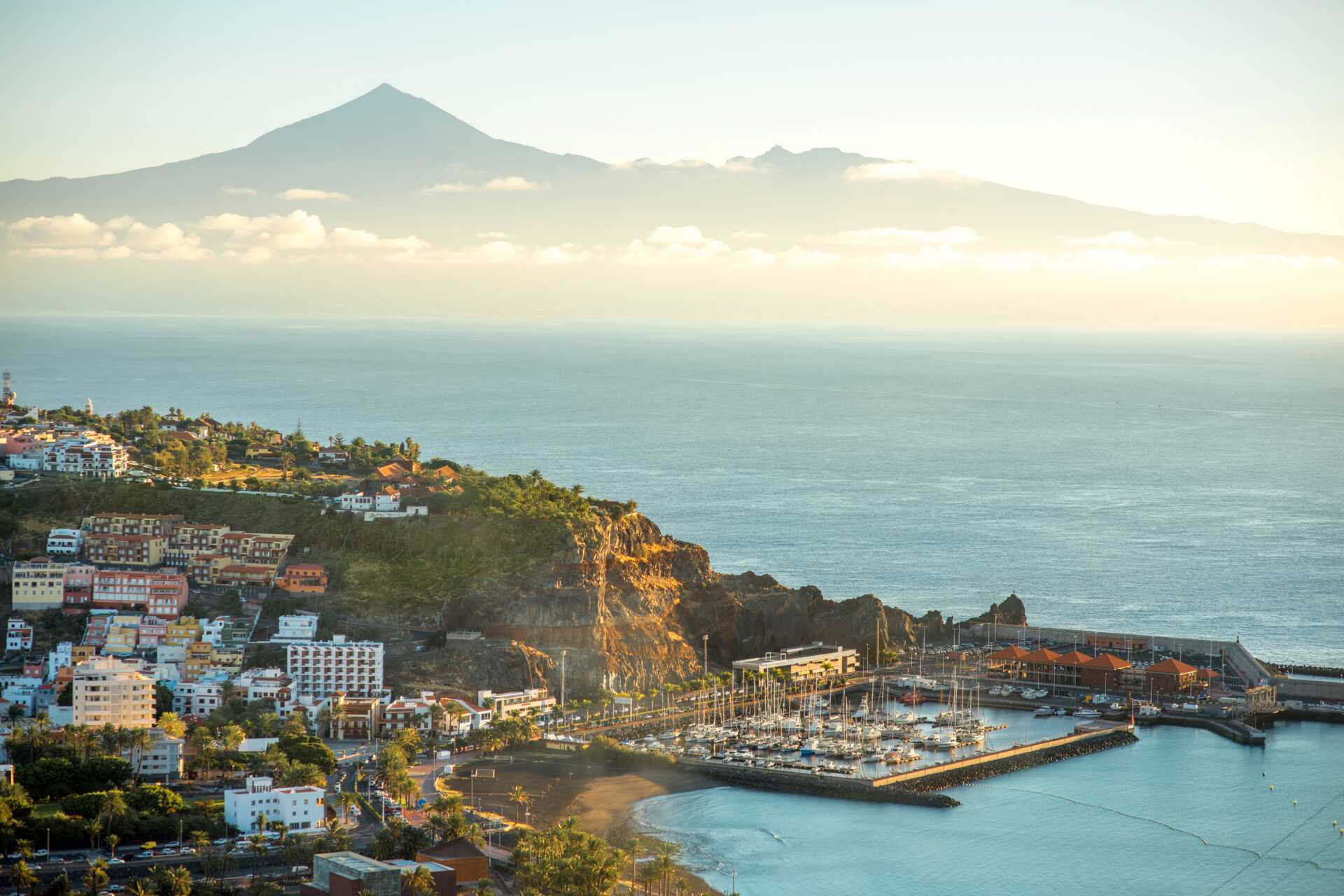 Hamnen i San Sebastián på La Gomera, med utsikt mot Teide på grannön Teneriffa.