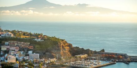 Hamnen i San Sebastián på La Gomera, med utsikt mot Teide på grannön Teneriffa.