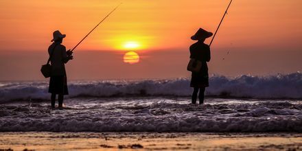 Fiskare i solnedgången i Jimbaran, Bali.