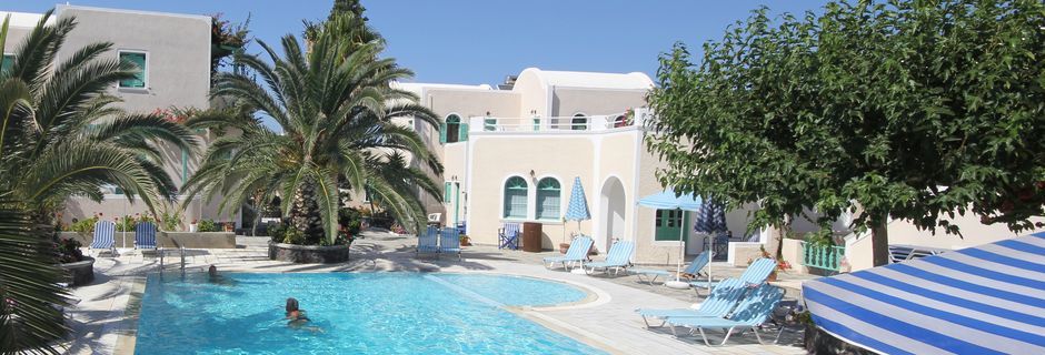 Poolområdet på hotell Joanna på Santorini, Grekland.