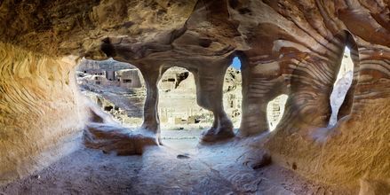 I Petra bodde befolkningen i grottor i klipporna.