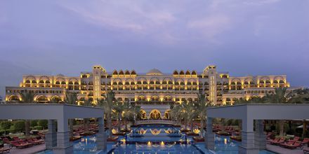 Poolområde på hotell Jumeirah Zabeel Saray på Dubai Palm Jumeirah, Förenade Arabemiraten.