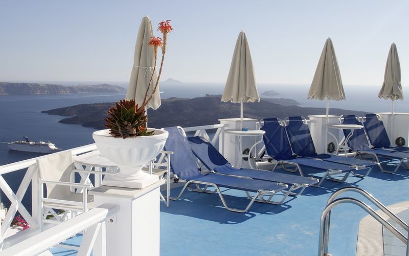 Solterrass på Hotell Kafieris Blue på Santorini, Grekland.