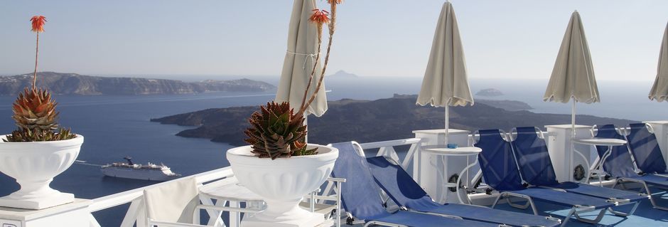 Solterrass på Hotell Kafieris Blue på Santorini, Grekland.