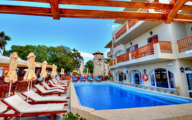 Poolområdet på hotell Kalives Beach på Kreta, Grekland.