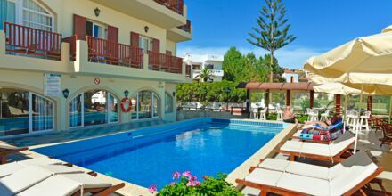 Poolområdet på hotell Kalives Beach på Kreta, Grekland.