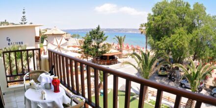 Balkong på hotell Kalives Beach på Kreta, Grekland.