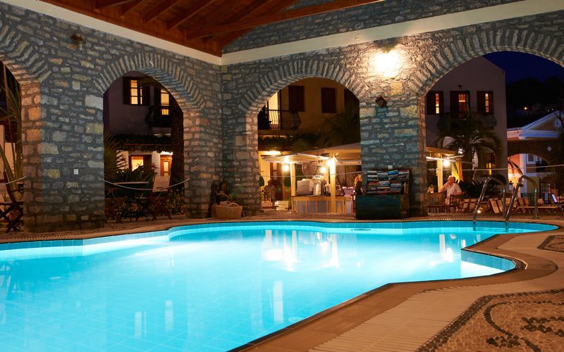 Poolen på hotell Iapetos Village på Symi, Grekland.