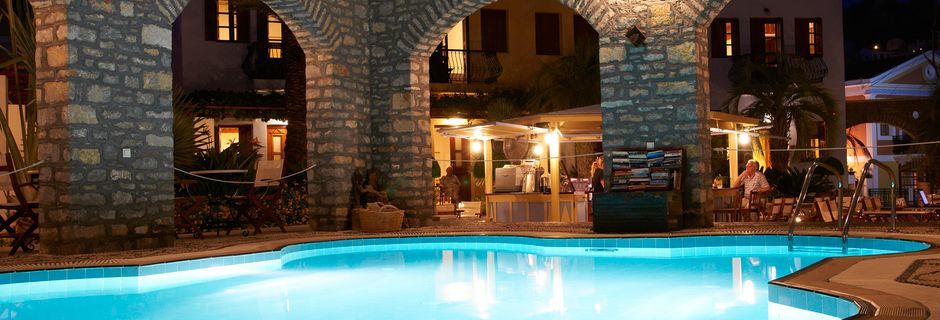 Poolen på hotell Iapetos Village på Symi, Grekland.