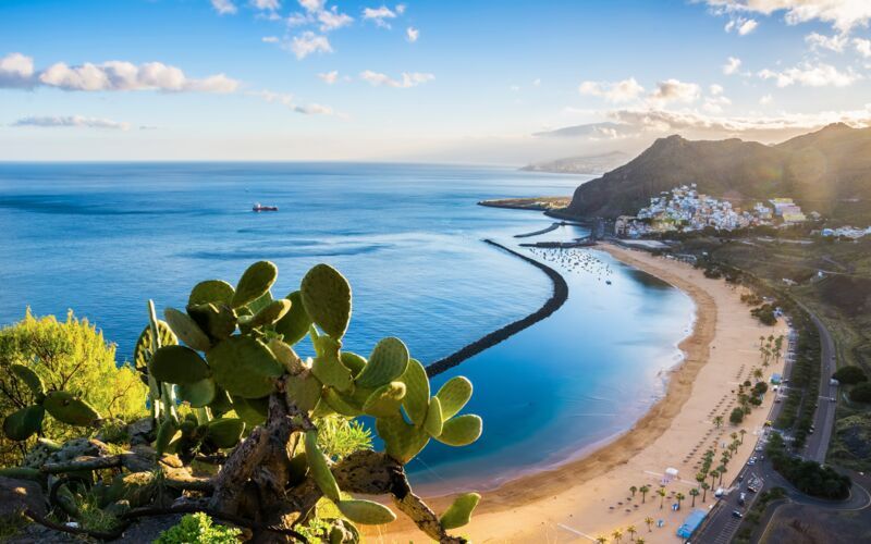 Vidsträckt sandstrand på Teneriffa, Kanarieöarna.