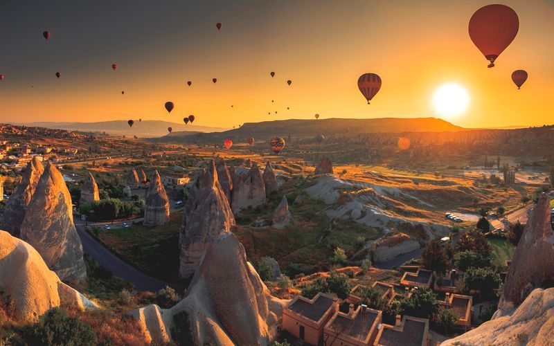 Solnedgång och luftballonger i Kappadokien, Turkiet.