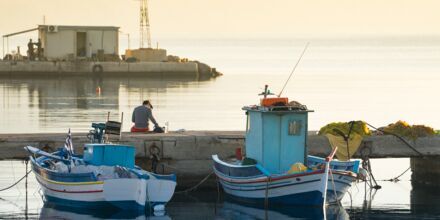 I hamnen i Kardamena guppar båtarna i solnedgången.