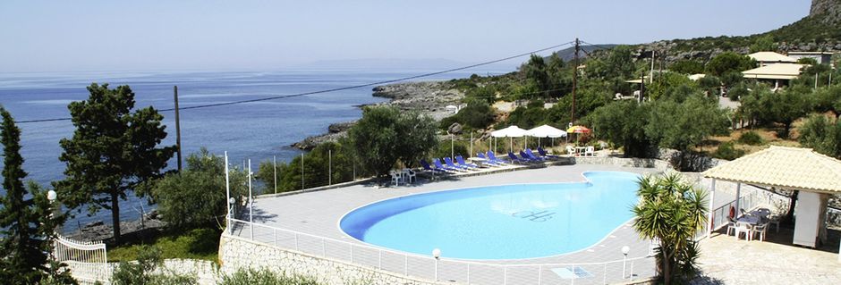 Poolområde på Kardamili Beach Hotel i Kardamili, Grekland.