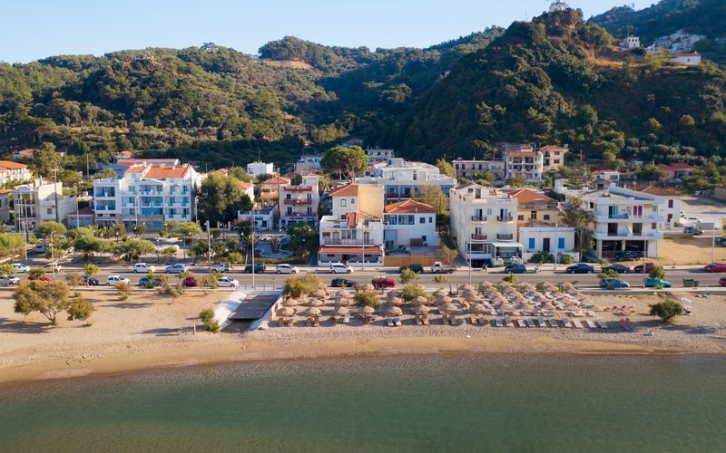 Stranden i Karlovassi på Samos, Grekland.