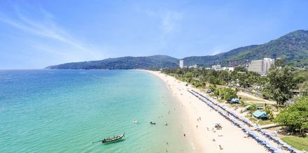Karon Beach på Phuket i Thailand är ca 5 kilometer lång.