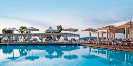 Poolområdet på hotell Kassandra Bay på Skiathos, Grekland.