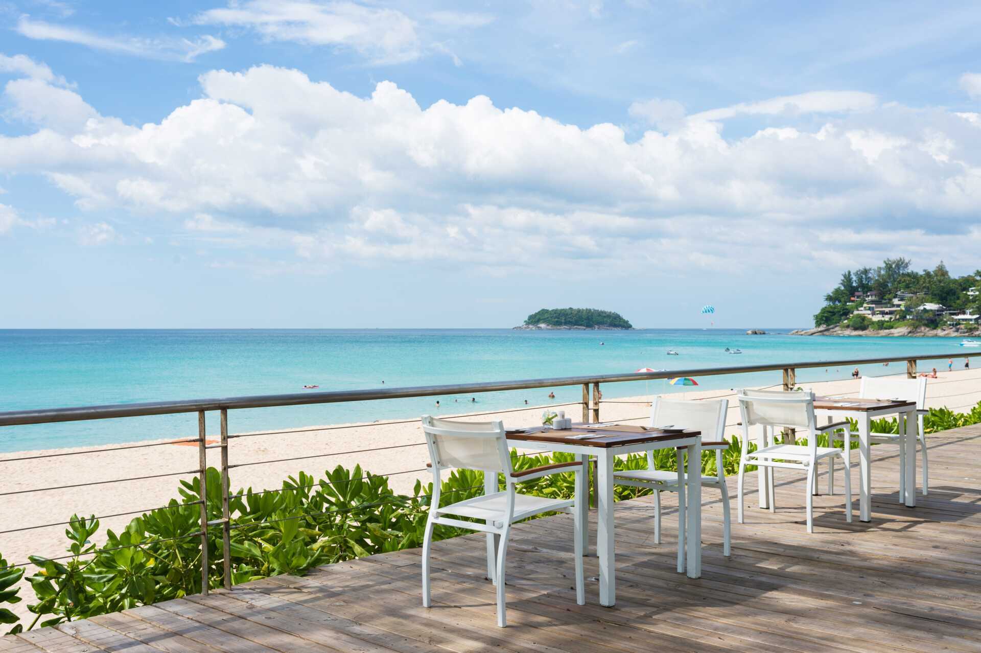 Apollos hotell Katathani Phuket Beach Resort & Spa ligger vid Kata Noi Beach.