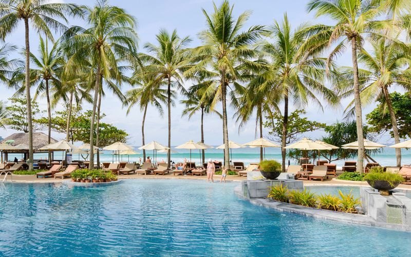 Apollos hotell Katathani Phuket Beach Resort & Spa i Kata Noi Beach.