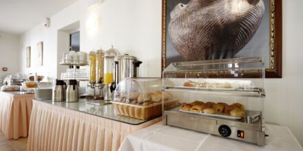Frukostservering på Hotell Katerina i Agios Prokopios på Naxos, Grekland.