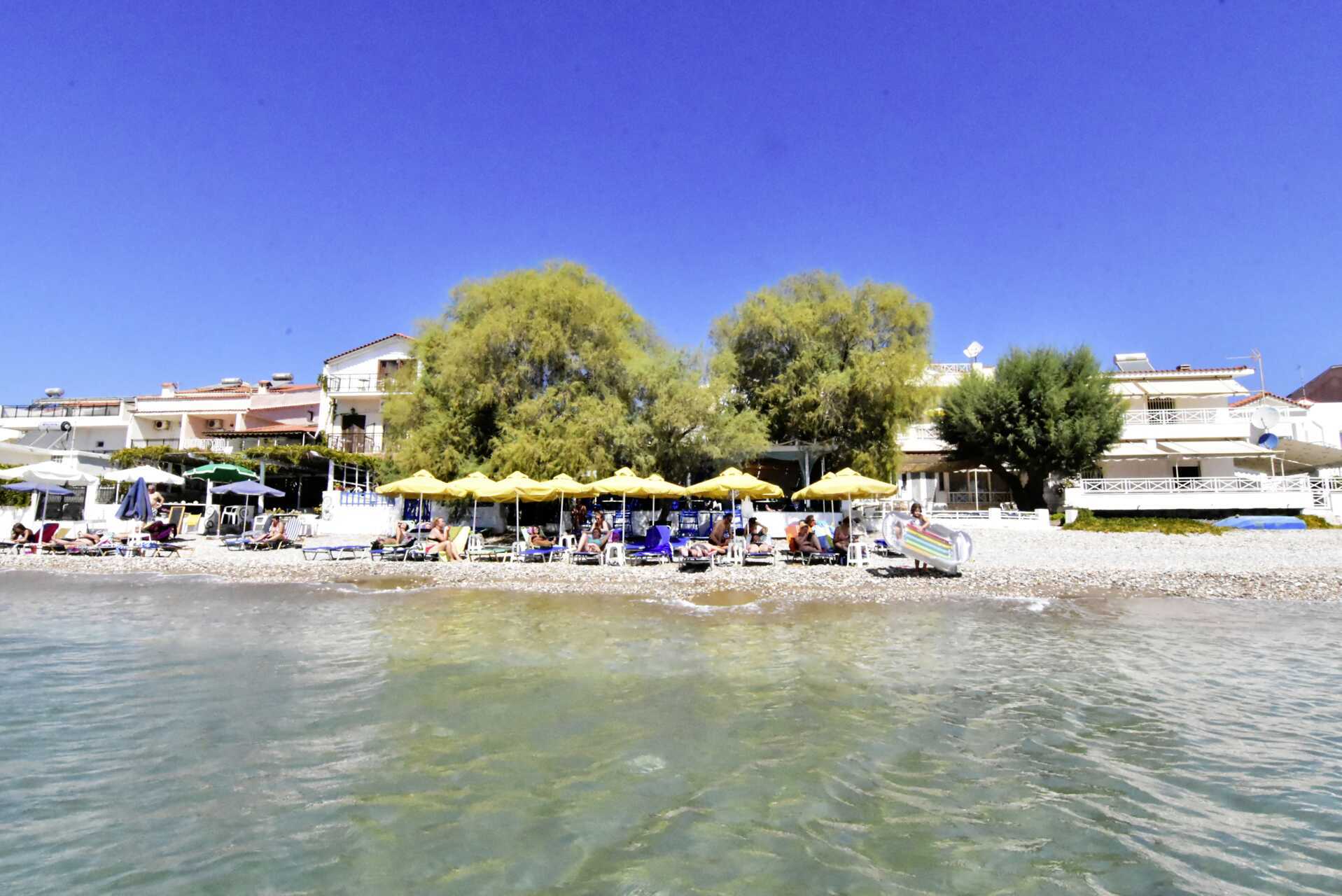 Stranden vid hotell Katerina på Samos, Grekland.