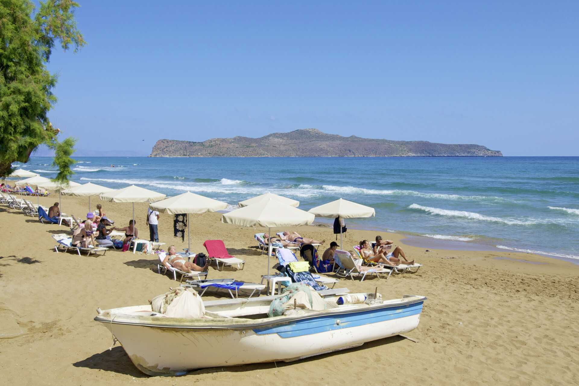 Sköna dagar på stranden i Kato stalos på Kreta, Grekland.