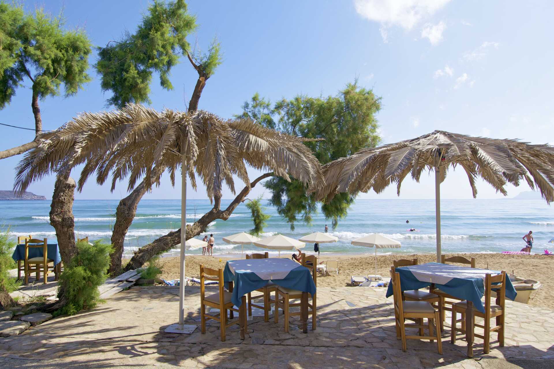 Slå dig ner vid en taverna vid stranden i Kato Stalos på Kreta, Grekland.