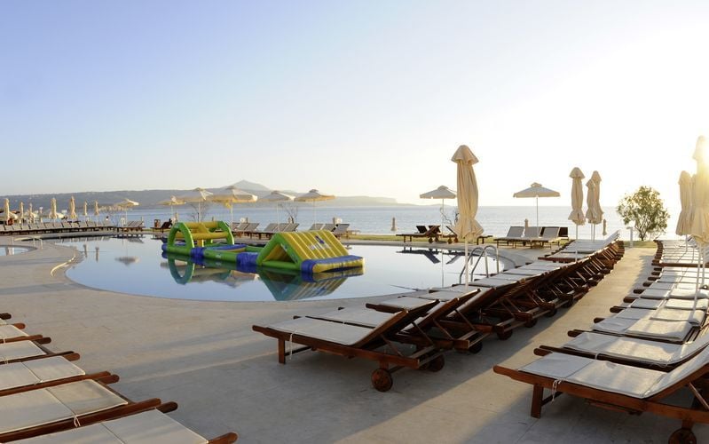 Poolområde på Kiani Beach Resort i Kalives, Kreta.