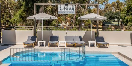 Poolområdet på hotell Kiwi i Agii Apostoli på Kreta, Grekland.