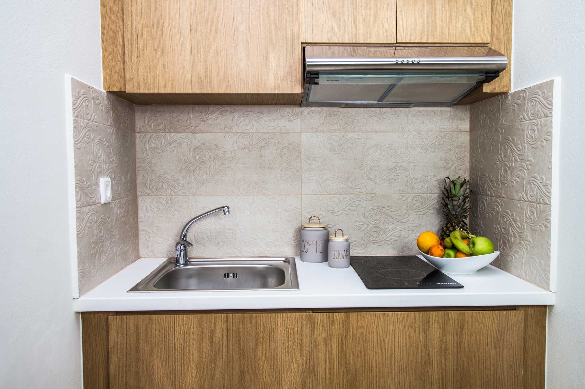 Kök i lägenheterna på hotell Elia i Kato Stalos på Kreta, Grekland.