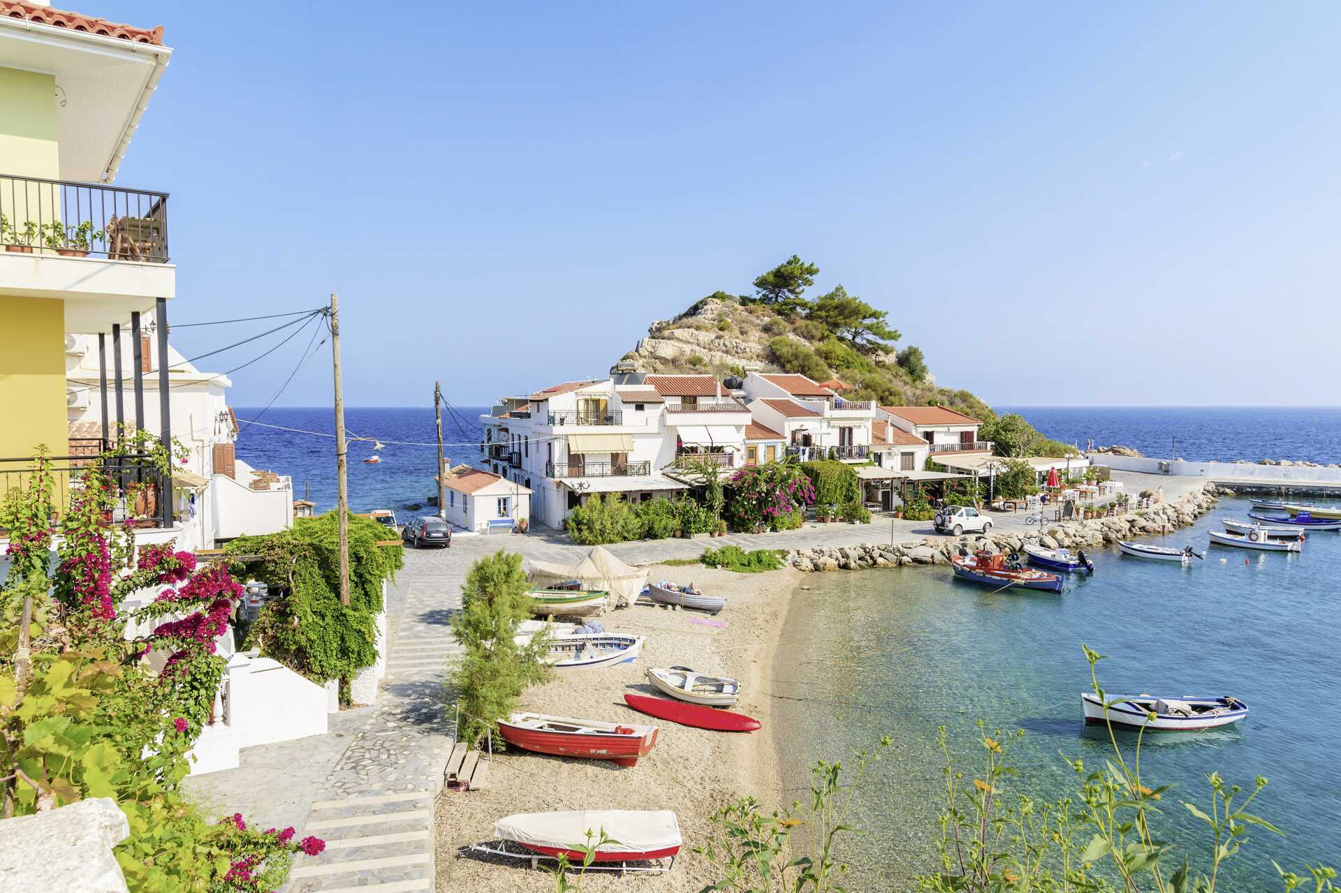 Vykortsvackra Kokkari på Samos i Grekland.
