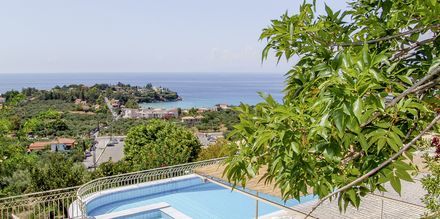 Trerumslägenheter i etage med delad pool på Kolokotronis Hotel & Spa i Stoupa, Grekland.