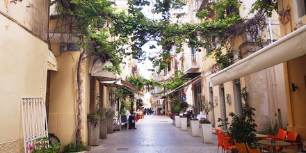 I charmiga Korfu stad möts du av vackra gränder i venetiansk, fransk och engelsk stil.