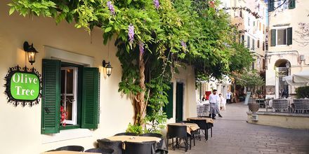 Det finns mängder av mysiga restauranger och caféer att slå sig ned vid i Korfu stad.