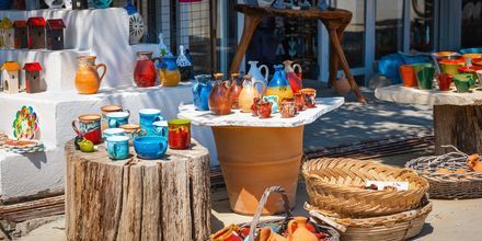 Shoppa keramik i traditionella grekiska färger under semestern på Kreta.