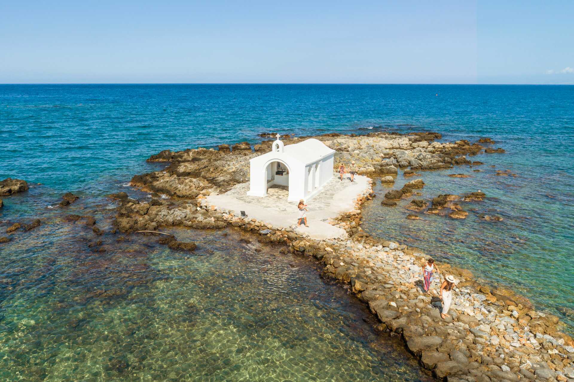Vacker liten kyrka i Georgiopolis på Kreta, Grekland.