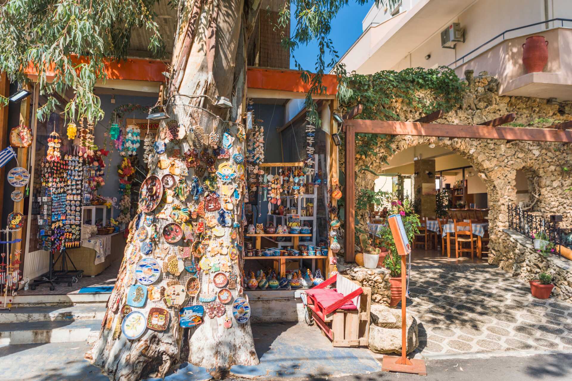 Passa på att köpa med några souvenirer hem.