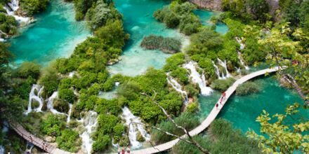 De vackra Plitvicesjöarna ligger på vägen mellan Kroatiens huvudstad Zagreb och kuststaden Zadar.