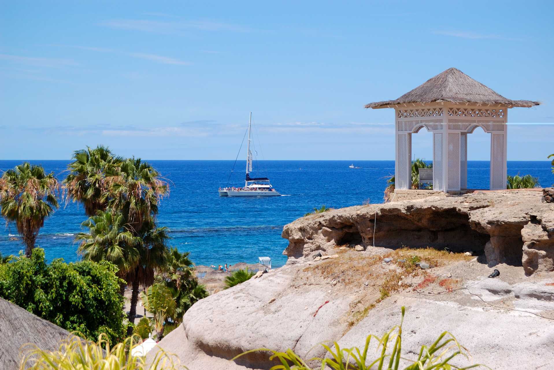 På Teneriffa är den blåa Atlanten ständigt närvarande.