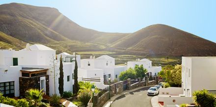Den charmiga byn Yaiza på Lanzarote - ett populärt utflyktsmål för turister som vill promenera på de blomsterkantade små gatorna och mysiga torgen.