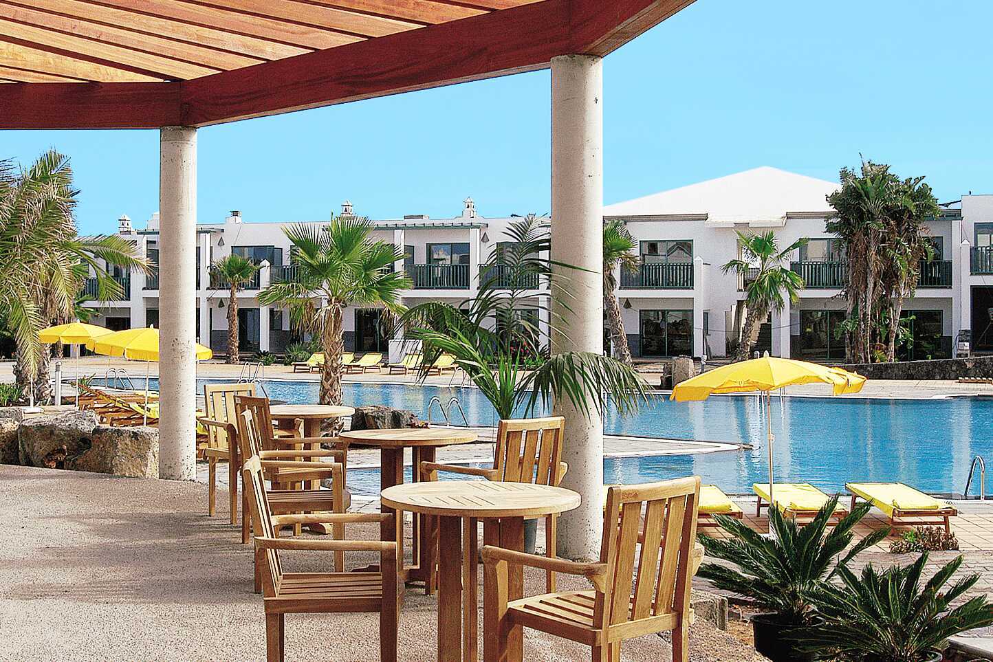 Poolrestaurang på Las Marismas på Fuerteventura, Kanarieöarna.